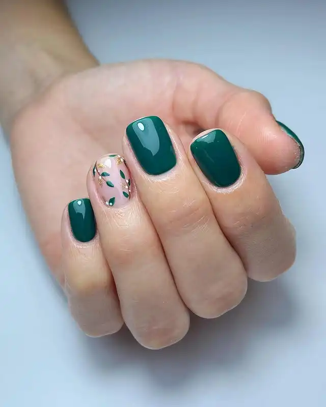 Mistletoe Nails