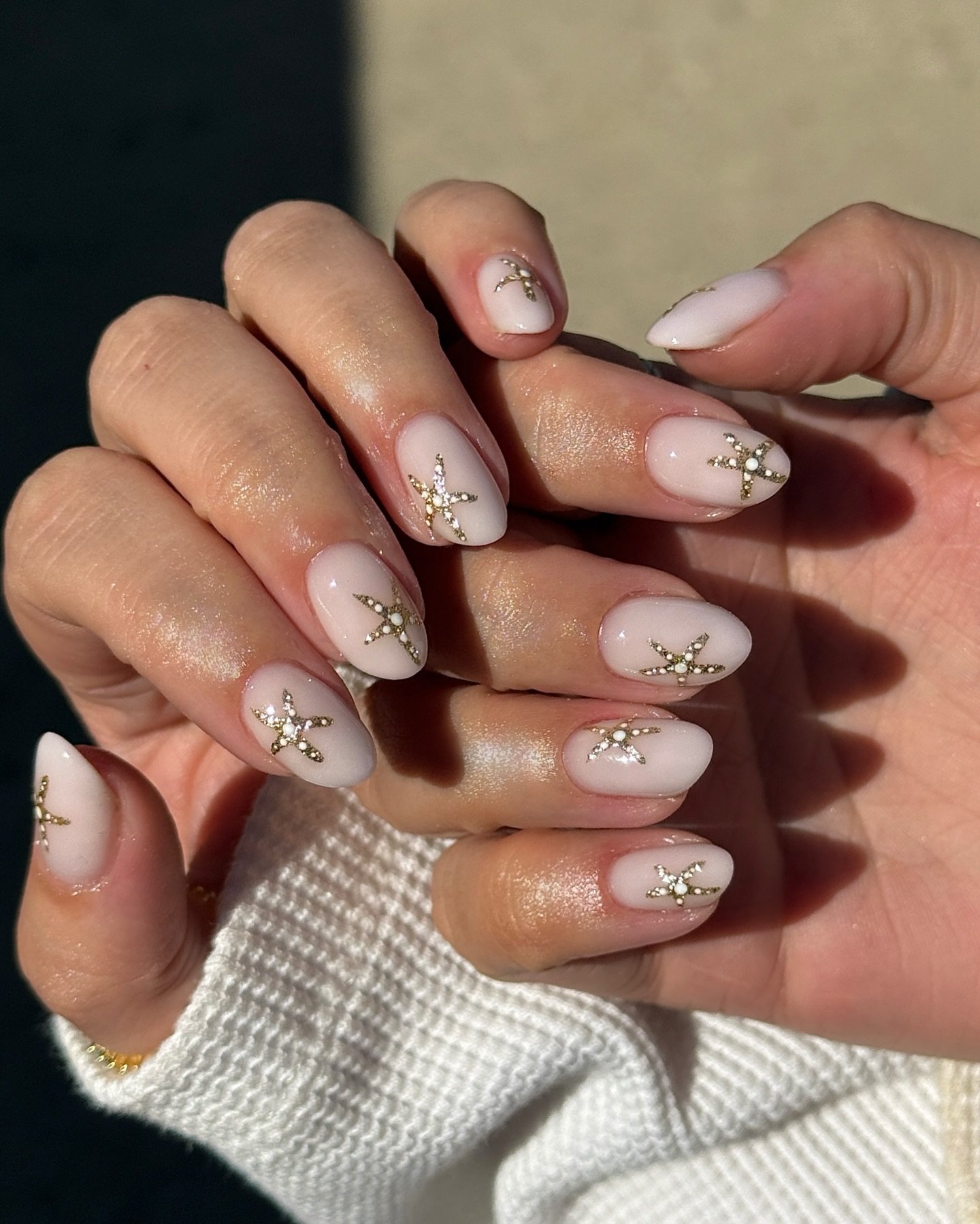 Soft Nude Nails with Gold Glitter Starfish